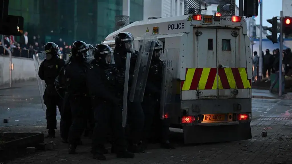 Police attacked on second night of disorder in Ballymena.webp
